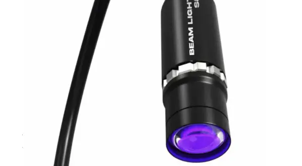 Przedłużanie rzęs UV z użyciem lampy. Jak to wygląda?