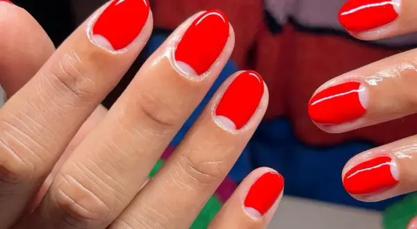 Paznokcie na których nie widać odrostu – sekrety idealnego manicure