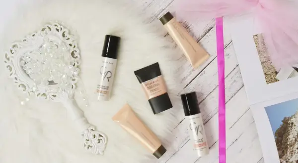 Najlepsze bazy rozświetlające pod makijaż w Rossmann – co wybrać?